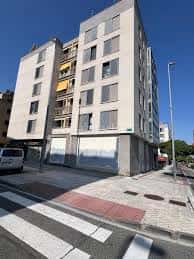 Fachada exterior del edificio en Carretera Sarriguren con locales comerciales en planta baja