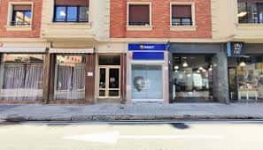 Vista de locales comerciales en planta baja de edificio residencial en zona urbana