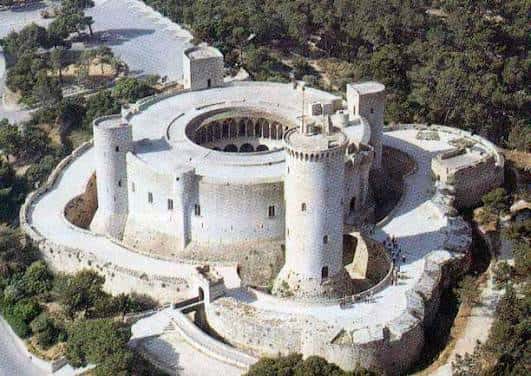 Vista aérea del Castillo de Bellver mostrando su característica forma circular y torres