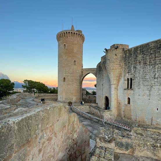 Torre del homenaje y almenas del castillo al atardecer