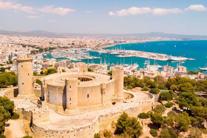 Panorámica del Castillo de Bellver con vista al puerto de Palma