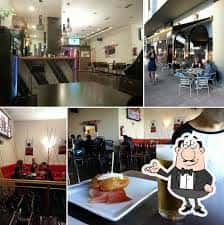 Plato de tapas y bebida en el Bar Tres Arcos, mostrando la oferta gastronómica