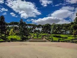 Plaza central del Jardín de Invierno con césped y cielo azul