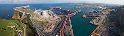 Vista panorámica del Puerto de El Musel con muelles y terminales industriales