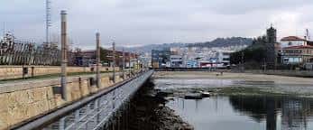 Vista panorámica del paseo marítimo de Bouzas con muelle y fondo urbano