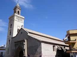 Iglesia de San Gabriel con torre campanario y fachada histórica bajo cielo azul