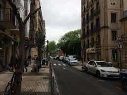 Vista general de la Calle Matía en San Sebastián con edificios y tráfico