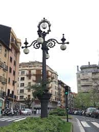 Detalle de farola ornamental en la Calle Matía con edificios de fondo