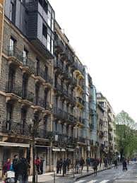 Fachada de edificios históricos en la Calle Matía con balcones y gente caminando