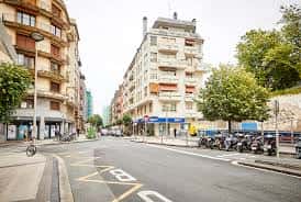 Vista amplia de la Calle Matía con árboles, bicicletas y edificios residenciales
