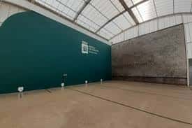 Vista interior del Frontón Municipal del Antiguo con cancha de pelota vasca y gradas vacías