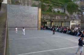 Partido de pelota vasca en el Frontón Municipal del Antiguo con espectadores en las gradas