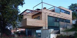 Fachada moderna del estudio de arquitectura con elementos de madera y cristal