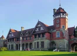 Vista exterior del Palacio de Miramar, un edificio histórico con arquitectura de estilo victoriano y jardines verdes, ideal para eventos al aire libre.