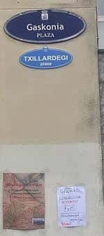Señal de la Plaza de Gascuña (Gaskonia Plaza) en San Sebastián, mostrando el nombre en euskera y castellano.