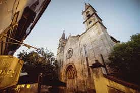 Vista de la fachada gótica de la Iglesia de Santa María la Real de Betanzos al atardecer