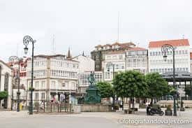 Plaza Mayor de Betanzos con el monumento a los hermanos Castro y edificios históricos