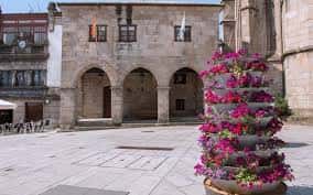 Plaza del Concello con el pórtico gótico y decoración floral en el centro