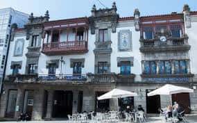 Fachada del Palacio de los Condes de Lemos con balcones de madera y detalles arquitectónicos