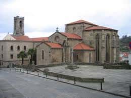 Vista panorámica del conjunto de la Iglesia de Santa María la Real y el claustro desde la plaza