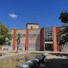 Vista general del Centro Cívico Teodoro Sánchez Punter con plaza y fuente al frente