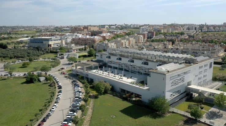 Vista aérea del campus universitario en Sevilla con edificios blancos y zonas verdes