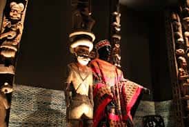 Detalle de esculturas tradicionales africanas con vestimenta ceremonial