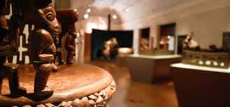 Primer plano de una escultura de madera en el interior del museo
