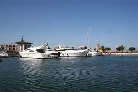 Vista del Puerto Deportivo Marina del Cantábrico con yates amarrados bajo un cielo despejado