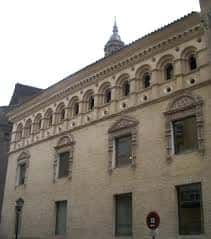 Fachada principal de la Casa de los Morlanes con detalles arquitectónicos y torre
