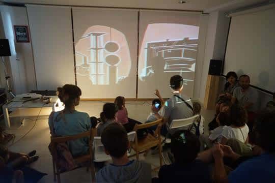 Sesión de cine o proyección en el interior de Espazioa