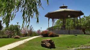 Pabellón central del Parque de Huelin con césped y senderos