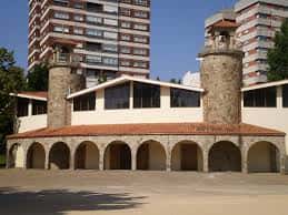 Vista exterior de la Parroquia de San José con arcos y torres de piedra