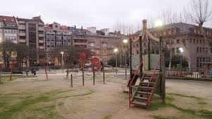 Vista general del parque infantil y zona de juegos en Alameda do Cruceiro
