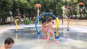 Juegos de agua en la Alameda do Cruceiro con niños jugando