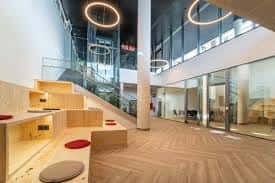 Interior del hall principal con escalera de madera y diseño contemporáneo