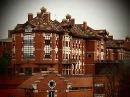 Detalle arquitectónico de la fachada del hospital con ventanas y tejado