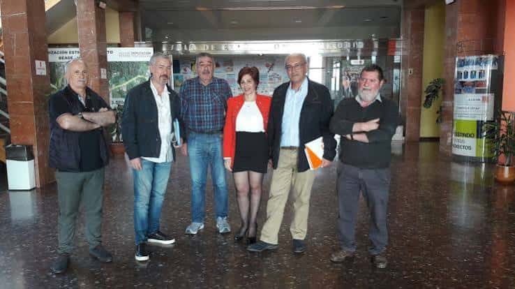 Reunión de representantes de la Asociación de Veciños en el hall del centro cultural