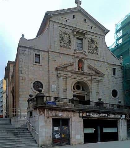 Fachada histórica de la Iglesia de San Francisco en Santander, con detalles arquitectónicos y escalinata