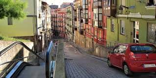 Vista de la calle Río de la Pila con el funicular en primer plano y edificios coloridos