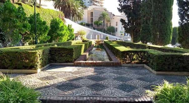 Vista frontal de los Jardines de Puerta Oscura con fuente central y setos geométricos