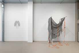 Instalación artística en el interior de la galería Balazsi