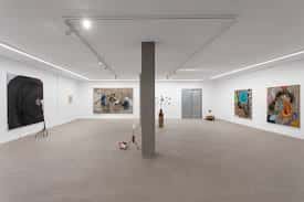 Sala de exposición de la galería con múltiples obras de arte