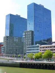 Vista panorámica de las Torres Isozaki desde el río Nervión