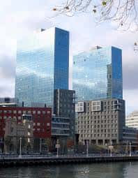 Fachada de cristal de las Torres Isozaki con reflejos del cielo
