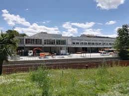 Vista lateral oeste de la estación de autobuses con construcción en curso