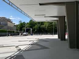 Interior de las dársenas este de la estación, mostrando estructura moderna y espacio abierto