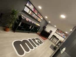 Interior de MITA Record Store con estanterías de vinilos y logo en el suelo