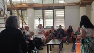 Actividad grupal en el interior del centro con participantes sentados en círculo