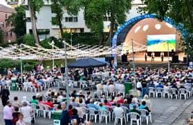 Concierto al aire libre en el Auditorio Los Carabelas con público sentado